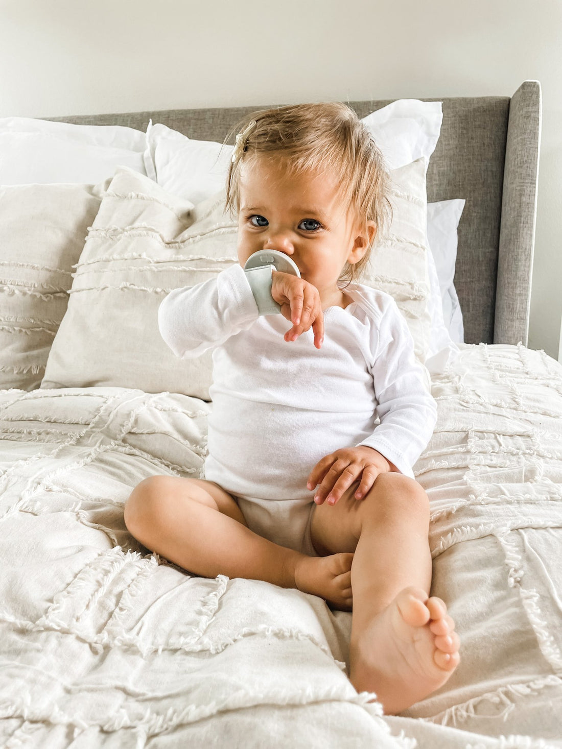 How to Keep the Pacifier From Falling out of Baby's Mouth